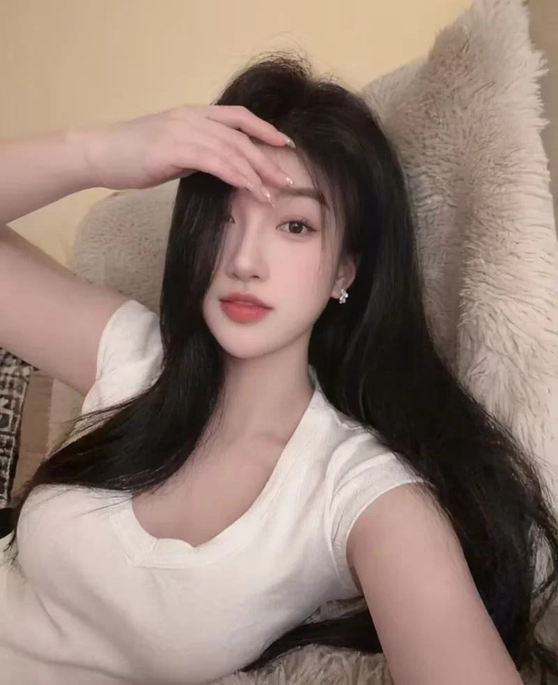 浙江绍兴东站附近小美女