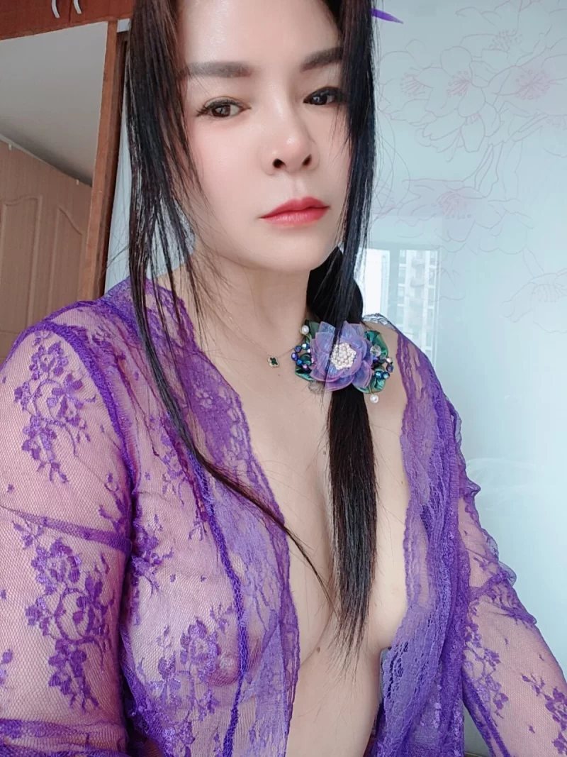 紫色肥逼少妇