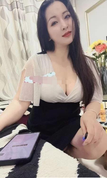 轻熟韵味少妇