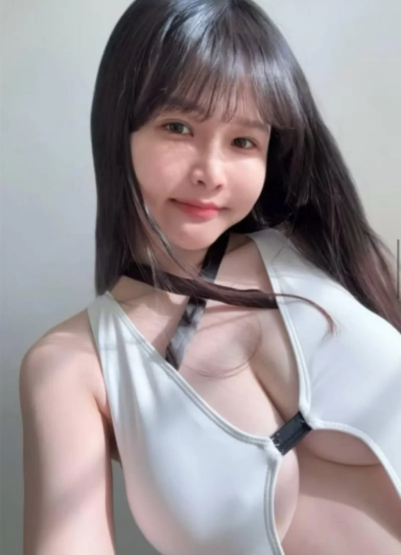 挺拔粉嫩的妹子