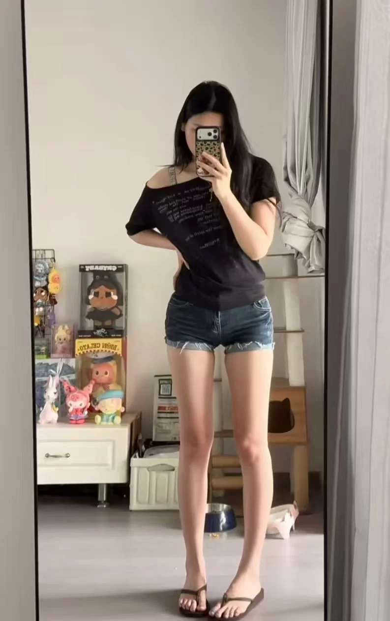 很哇塞的小姐姐