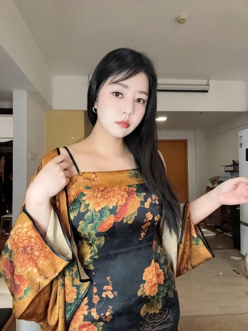 能三P露出的白虎骚货