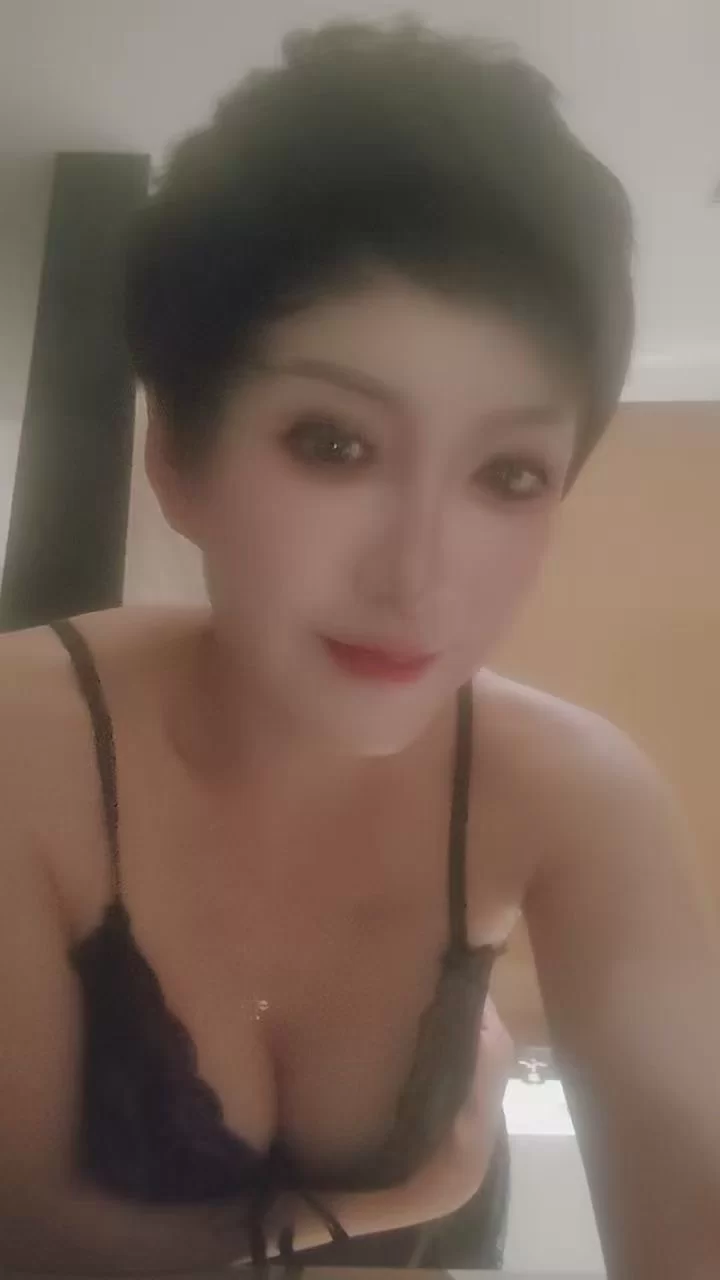 青岛市区短发御姐！老人都知道吧