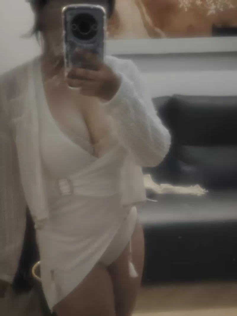 年轻大胸妹子