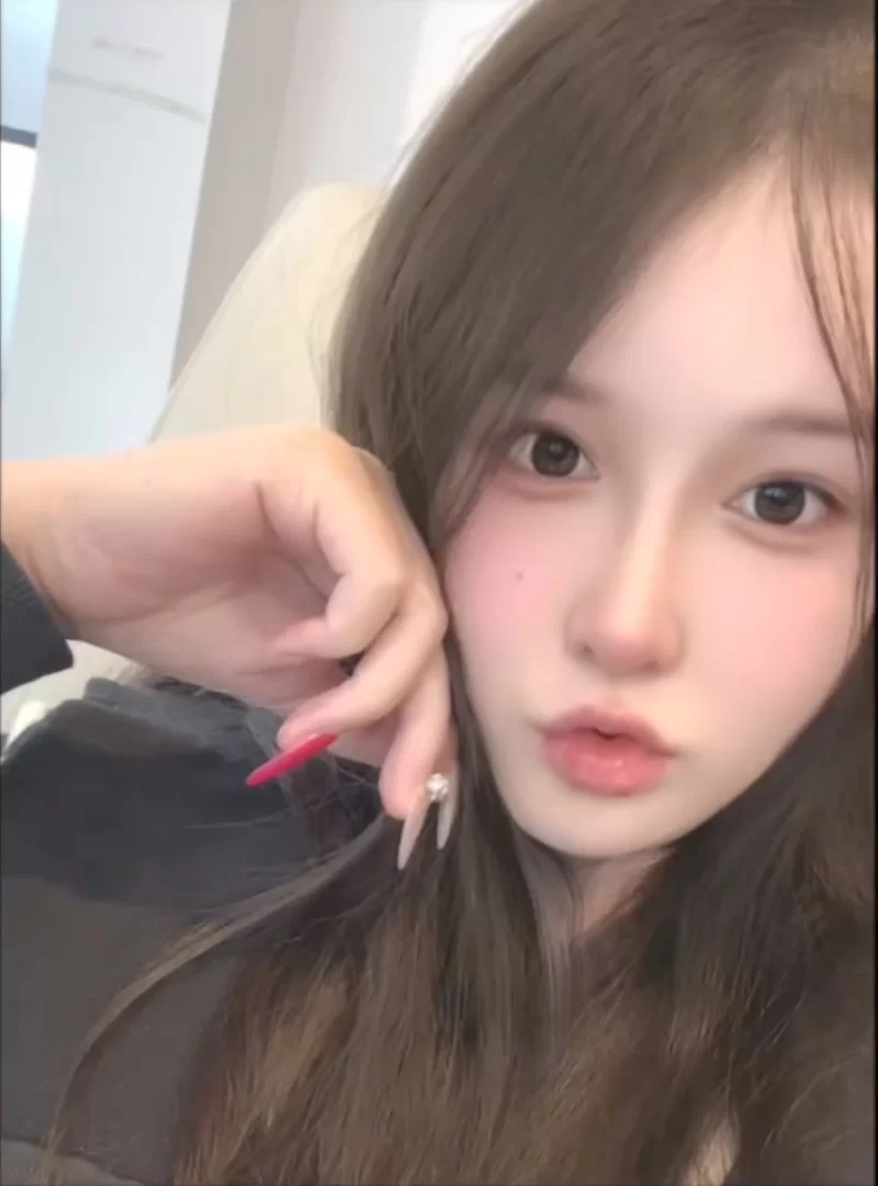 皮肤白嫩的嫩妹一个，胸很大